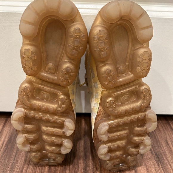 Nike Air VaporMax Women’s 2019 Gold Running Sneaker Shoe size US 7.5 AR6632-101 - Picture 8 of 10
